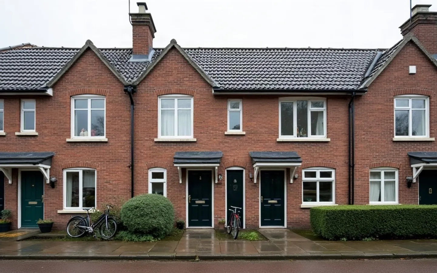 Een rij jaren-dertig woningen met erkers en pannendaken.